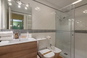 Badewanne, Haartrockner, Bidet, Handtücher