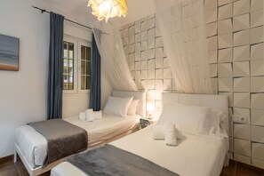 2 chambres, coffres-forts dans les chambres, fer et planche à repasser