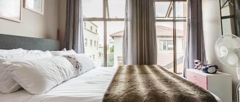 5 bedrooms, iron/ironing board, Internet, bed sheets