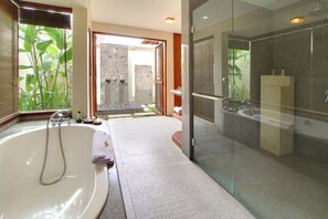 Badewanne, Haartrockner, Handtücher, Shampoo