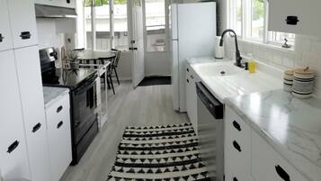 Microondas, horno, lavavajillas, cafetera/tetera