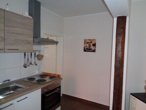 Kühlschrank, Mikrowelle, Herdplatte, Wasserkocher mit Kaffee-/Teezubehör