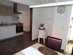 ثلاجة، ميكروويف، موقد طهي مسطح، ماكينة لصنع القهوة/الشاي