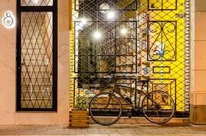 Fachada da propriedade à noite
