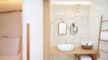 Design Apartment (B) | Bathroom | Shower, rainfall showerhead, free toiletries, hair dryer