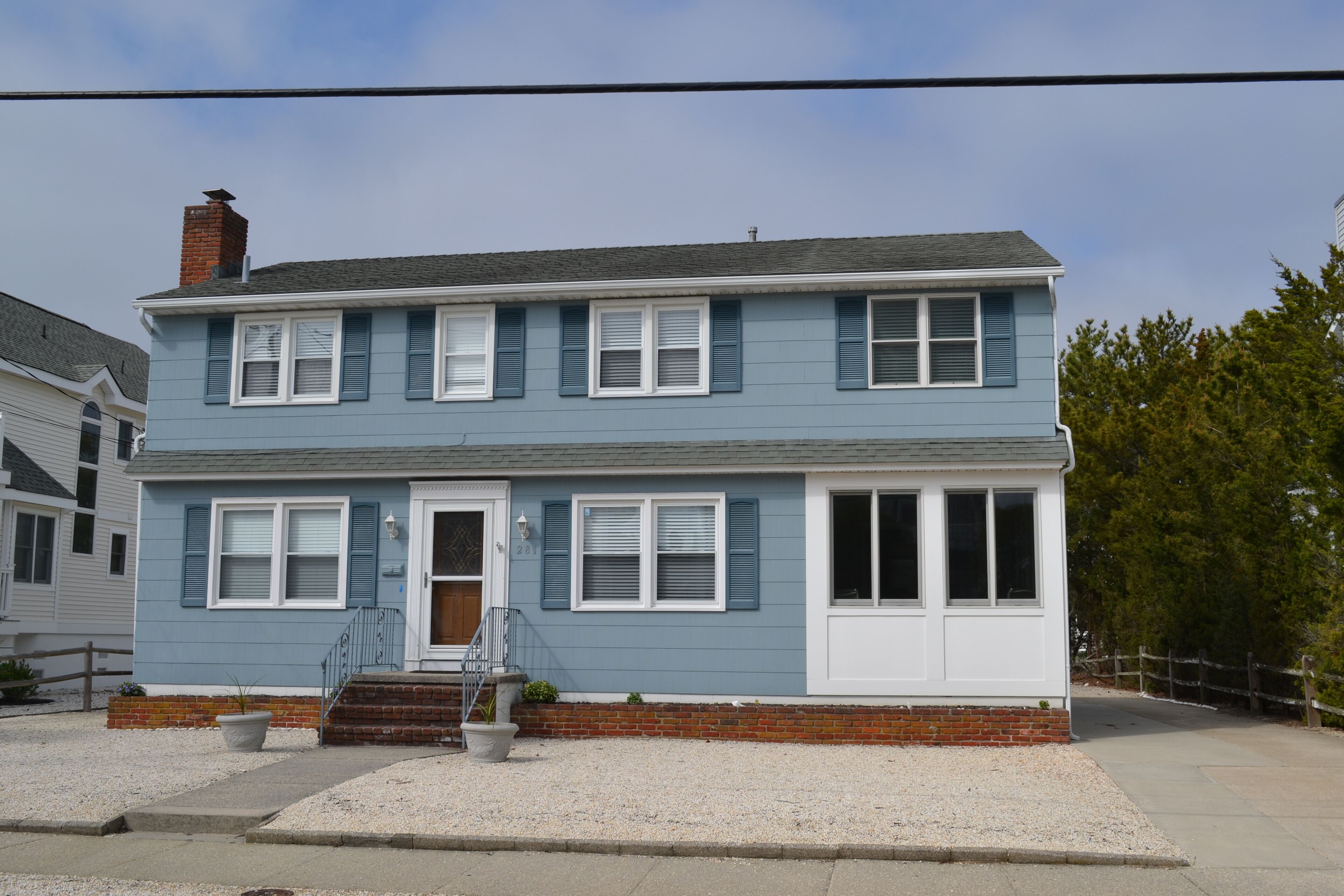 4 bedroom, 4 bath home is located in Avalons popular south end just a block-and-a-half from an outstanding beach!