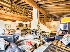 Televisión y chimenea