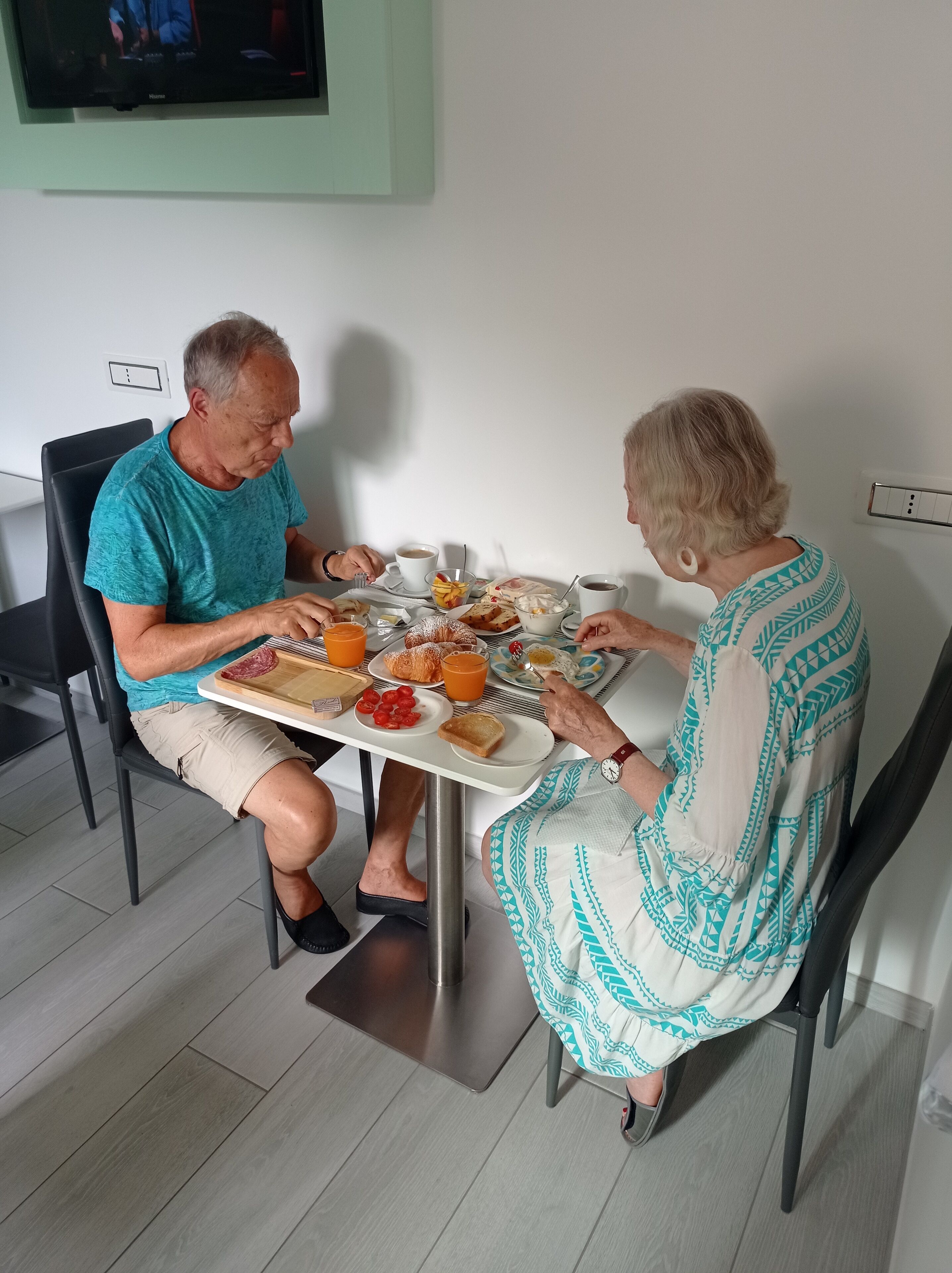 Daily buffet breakfast (EUR 2.5 per person)