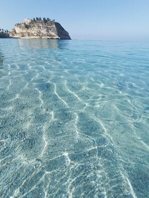 A clear view of a rocky coastline with a building on a cliff. - Dreams Tropea Mare (Tropea)