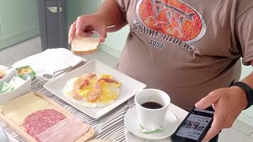 Petit déjeuner buffet (2.5 EUR par personne)