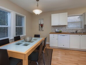 Dining - The Edmonds Guest House Family Friendly (Edmonds)