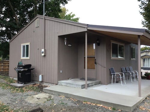 Clean and cute,1 bed, 1 bath, small town setting across from city park.