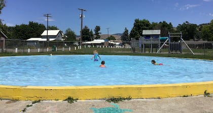 Limpio y lindo, 1 cama, 1 baño, pequeño pueblo frente al parque de la ciudad.