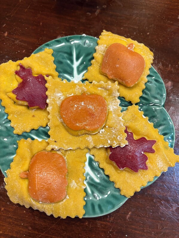 A plate of ravioli with a decorative leaf pattern on the rim. - Destination getaway! B&B Italian Manor. Italian cooking classes. “Organic” (Ruston)