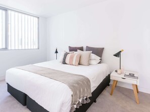 2 quartos, ferros/tábuas de passar roupa, berço de viagem