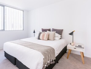 2 عدّة غرف نوم ومكواة/لوح كي وواي فاي مجانًا وملاءات أسرّة