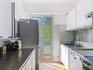 Fridge, microwave, oven, dishwasher - Le Clos tranquille by Interhome (Nice)