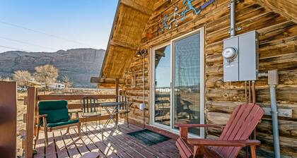 Charming Tiny Home Cabin / Mountain View / Deck