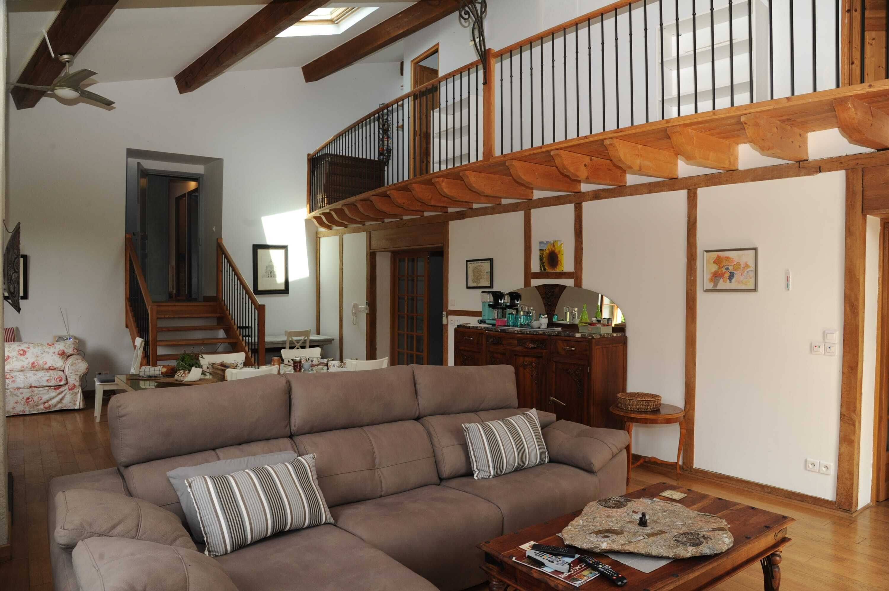 Télévision, cheminée, espaces bureaux