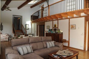 Televisie, een open haard en een kantoor