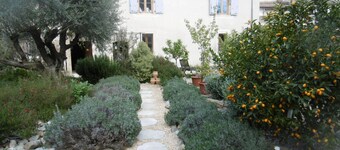 RIVERSIDE GARDENS B&B: EMPLACEMENT CENTRAL, À CÔTÉ DE LA RIVIÈRE AVEC UN BEAU JARDIN