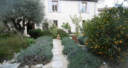 RIVERSIDE GARDENS B&B: EMPLACEMENT CENTRAL, Ă CĂTĂ DE LA RIVIĂRE AVEC UN BEAU JARDIN