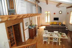 Televisie, een open haard en een kantoor