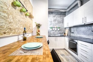 Kühlschrank, Mikrowelle, Ofen, Herdplatte