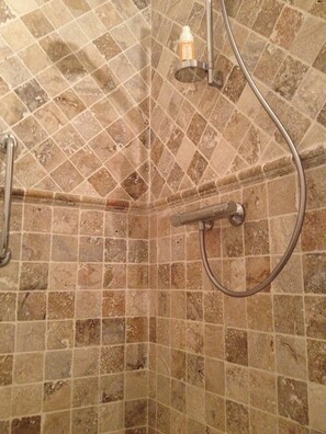 Douche, sèche-cheveux, serviettes fournies