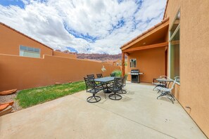 Outdoor dining - Charming Condo with Mountain Views and Seasonal Pool & Hot Tub - Close to Town (Moab)