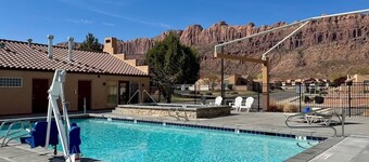 Charmant condo avec vue sur la montagne, piscine commune en saison et bain à remous - près de la ville