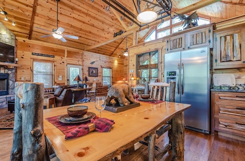 🏡 Luxury Couples Cabin in Hochatown w/Hot Tub, Outdoor TV & Fireplace, 2 TVs