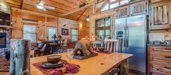 🏡 Luxury Couples Cabin in Hochatown w/Hot Tub, Outdoor TV & Fireplace, 2 TVs