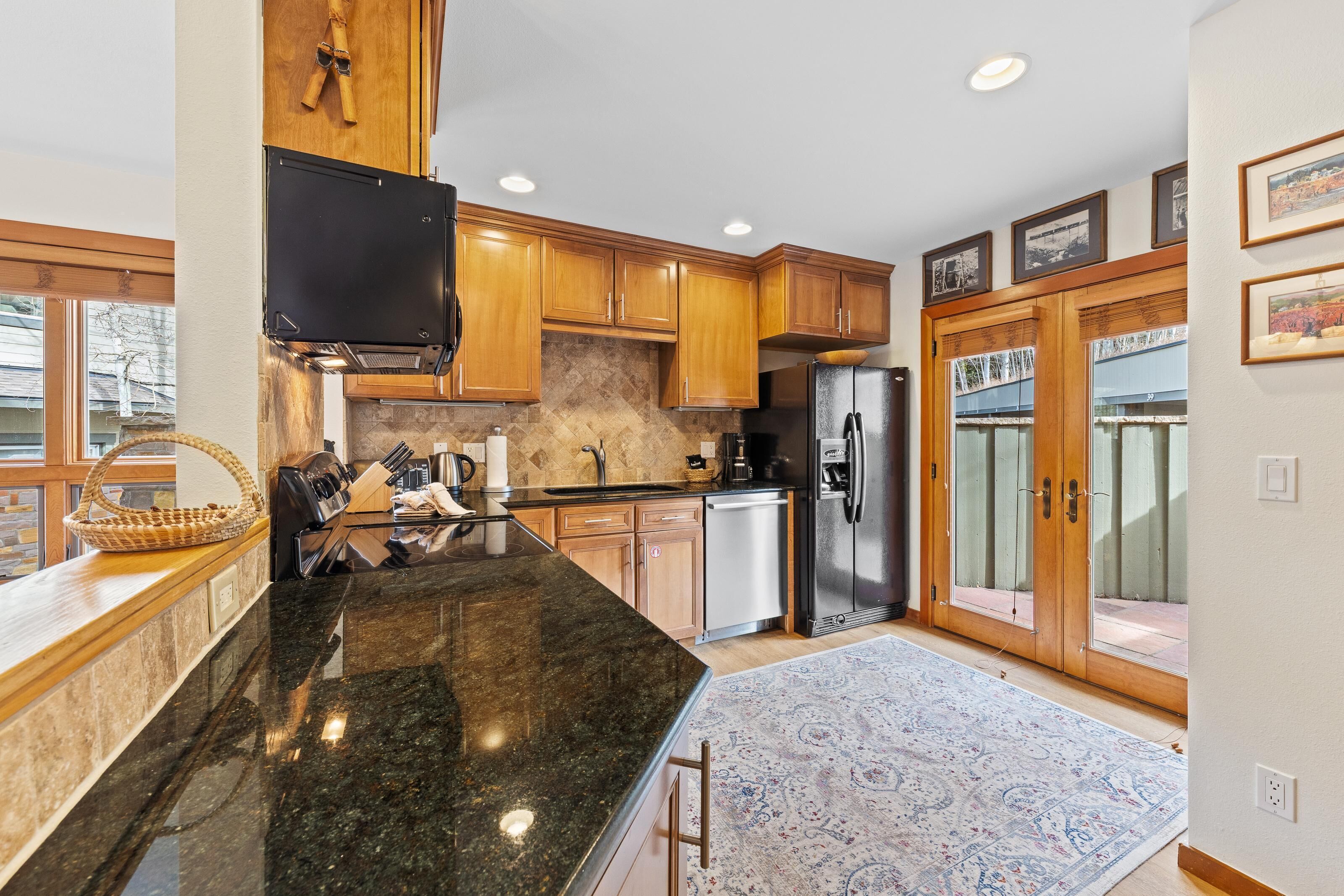 Fridge, oven, stovetop, coffee/tea maker