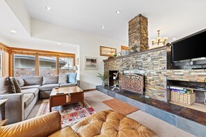 TV - Spacious Condo within walking distance to Chair 20 & access  to Grand Hyatt Amenities (Vail)