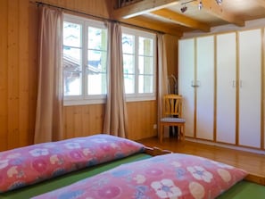 2 makuuhuonetta, työpöytä, internet