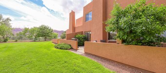 Cozy Condo with Moab Rim View, Wifi, Fireplace, Grill, and Seasonal Heated Pool