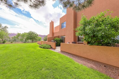 Cozy Condo with Moab Rim View, Wifi, Fireplace, Grill, and Seasonal Heated Pool