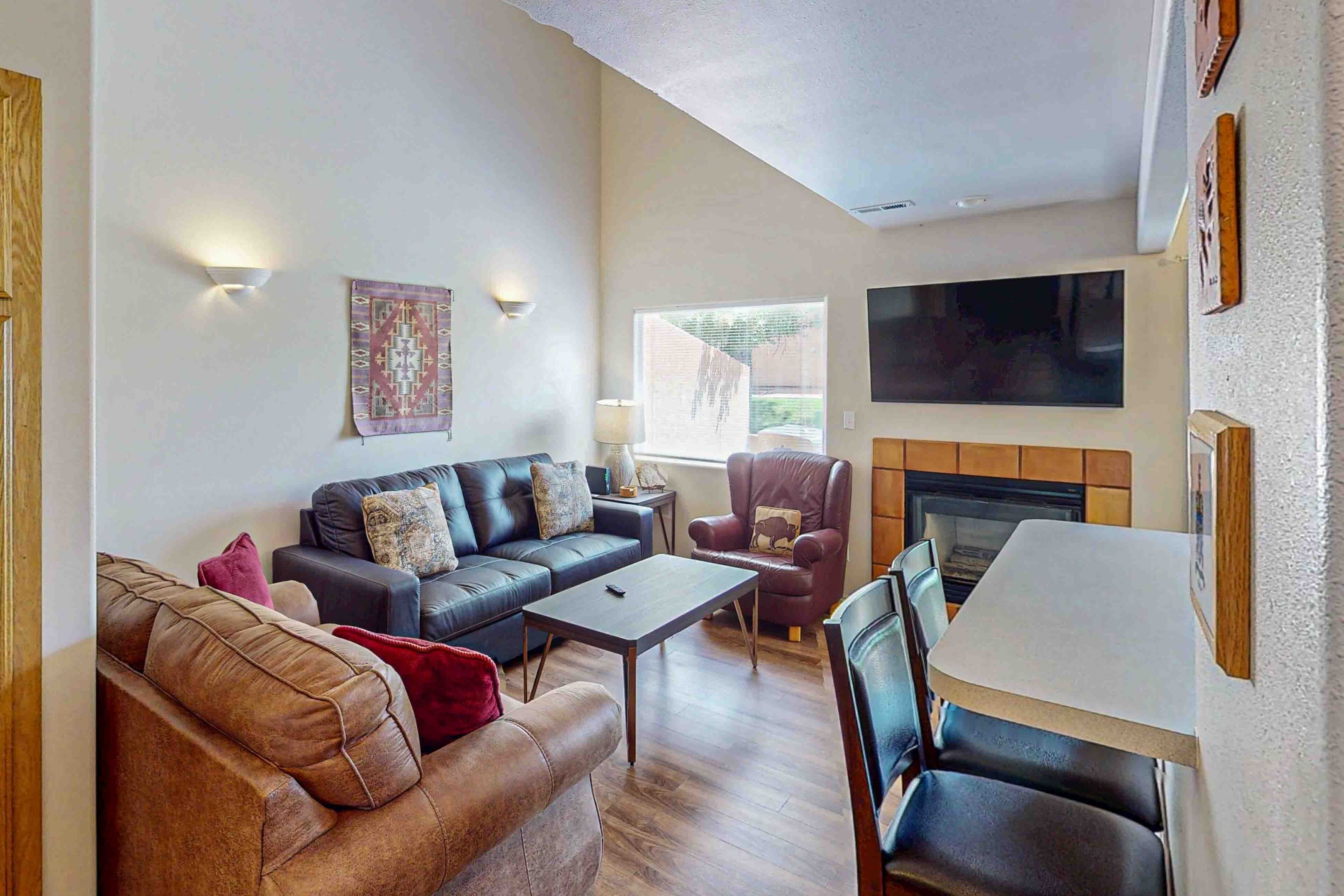 Fernseher, Kamin, DVD-Player, Stereoanlage