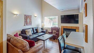 Fernseher, Kamin, DVD-Player, Stereoanlage