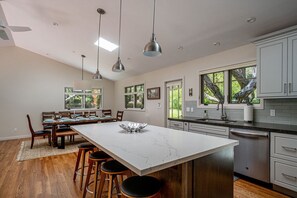 Fridge, microwave, dishwasher, coffee/tea maker - Fallen Oak - Pebble Beach House - Peace in the Forest (Pebble Beach)