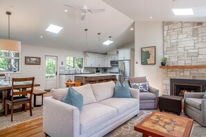 TV, fireplace, music library - Fallen Oak - Pebble Beach House - Peace in the Forest (Pebble Beach)