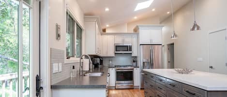 Frigorifero, microonde, lavastoviglie, macchina per tè/caffè