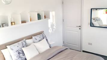 1 Schlafzimmer, Schreibtisch, Bügeleisen/Bügelbrett, Reisekinderbett