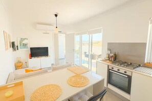 Réfrigérateur, four, plaque de cuisson, cafetière/bouilloire