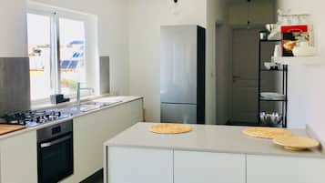 Kühlschrank, Ofen, Herdplatte, Wasserkocher mit Kaffee-/Teezubehör