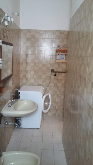 Douche, sèche-cheveux, bidet, serviettes fournies