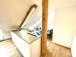 ثلاجة، ميكروويف، فرن، موقد طهي مسطح