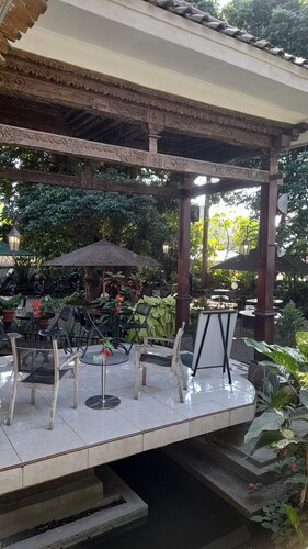 Spacious private room in local and green environment