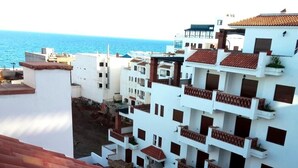 A coastal building complex with multiple balconies and a view of the sea. - Residence Alcazaba Oued Laou 4129 (OUED LAW)